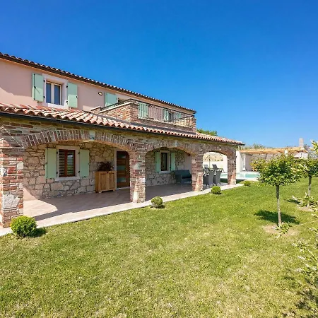 Cozy Villa In Vizinada With Private Garden Vila Labinci