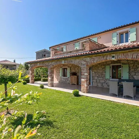 Cozy Villa In Vizinada With Private Garden *